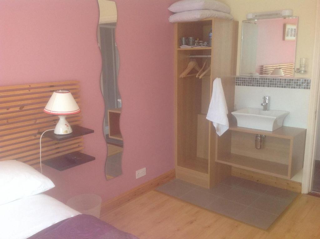 Brownes Bed & Breakfast Emlagh East Room photo